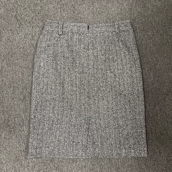 WOMEN’S SKIRT IN EXCELLENT CONDITION WITH POCKETS. - Picture 2 of 6